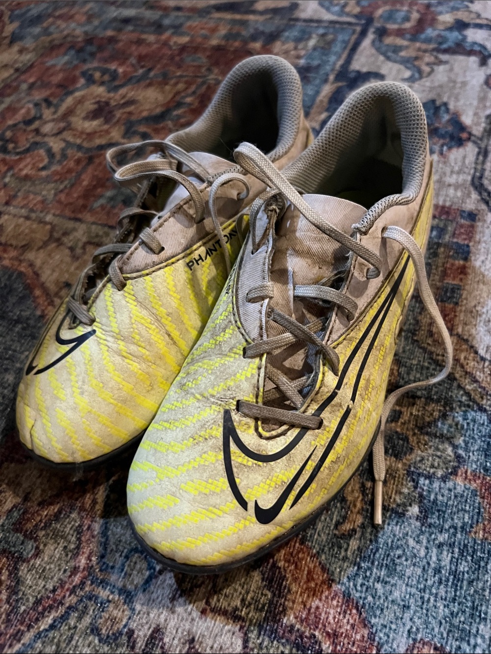 Nike boys Yellow and Gray Athletic Soccer Shoes - Phantom boys 3.5